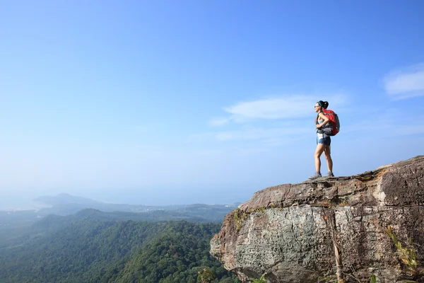 Femme randonneuse sur la falaise de montagne — Photo