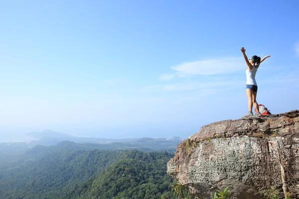 Cheering woman hiker open arms — Stock Photo, Image