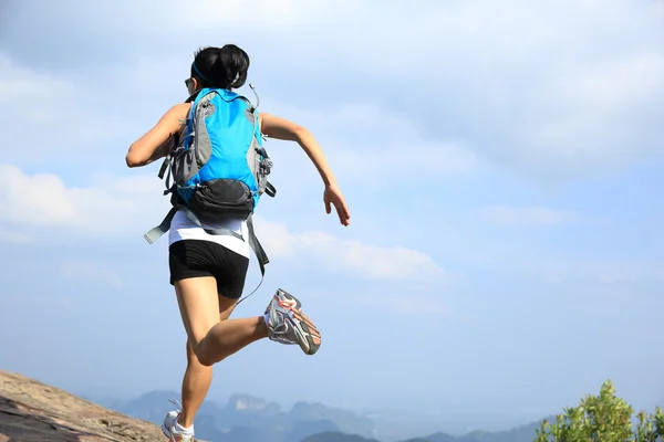 Mujer asiática excursionista corriendo —  Fotos de Stock