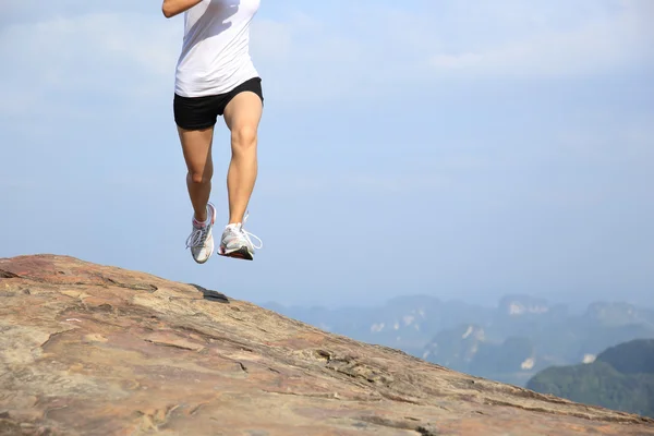 Frau läuft auf Berg — Stockfoto