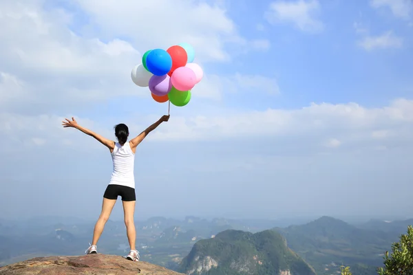 Asiatin mit Luftballons — Stockfoto