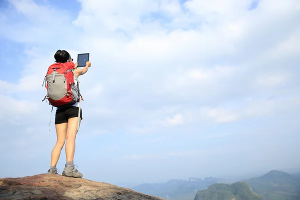 Wanderin nutzt digitales Tablet am Berg — Stockfoto