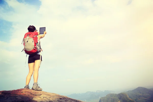 Wanderin nutzt digitales Tablet am Berg — Stockfoto