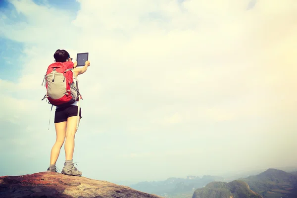 Žena tramp používají digitální tabletu v mountain — Stock fotografie