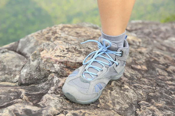 Donna escursionista gamba in montagna — Foto Stock