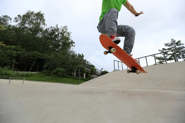 Skate feminino no parque — Fotografia de Stock