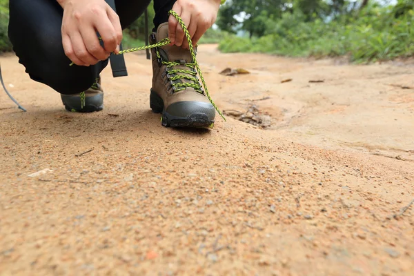 Wanderin bindet Schnürsenkel — Stockfoto