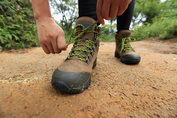 Donna escursionista allacciatura lacci delle scarpe — Foto Stock