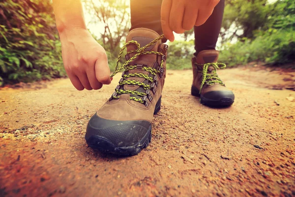 Kvinnan hiker kopplingsförbehåll Skosnöre — Stockfoto