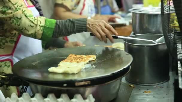 Chef com panqueca de banana — Vídeo de Stock