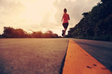 Deniz kenarında çalışan runner atlet
