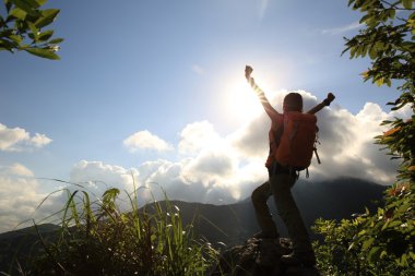 Kollarını açarak tezahürat kadın uzun yürüyüşe çıkan kimse
