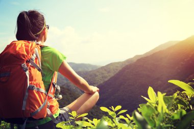 kadın backpacker dağ tepe üzerinde