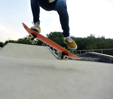 Kaykaycı bacaklar kaykay