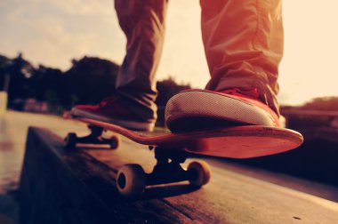 Kaykaycı bacaklar kaykay