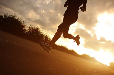 Deniz kenarında çalışan runner atlet