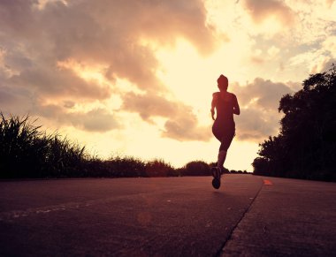 Sahil yolunu çalışan runner atlet