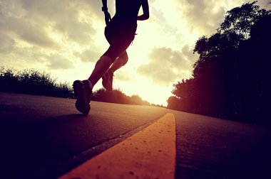 Sahil yolunu çalışan runner atlet