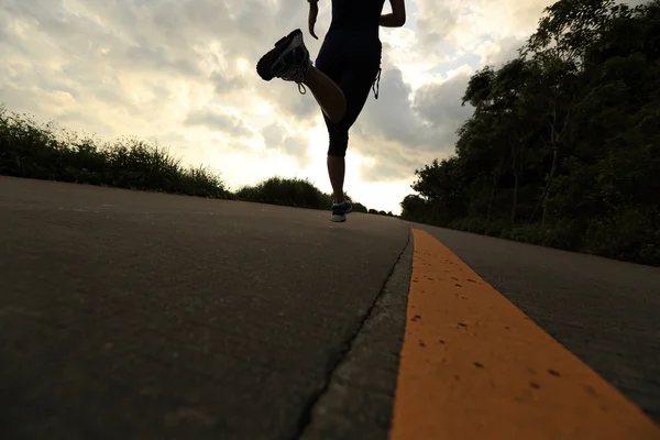 Biegacz lekkoatletka kolejny przy nadmorskiej drodze — Zdjęcie stockowe