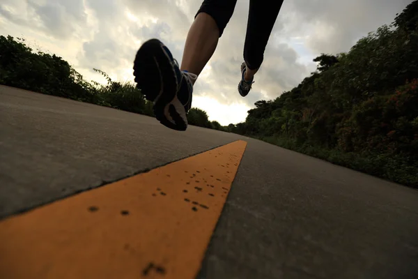 Atleta corridore che corre su strada marittima — Foto Stock