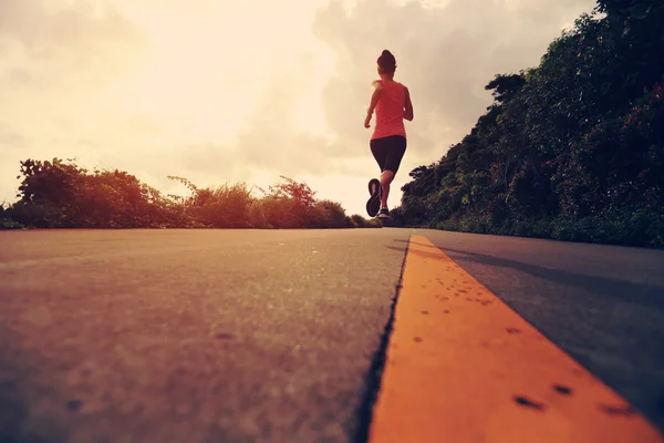 Atleta corredor correndo à beira-mar — Fotografia de Stock