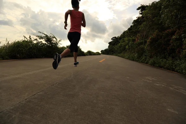 Athlète coureur qui court sur la route côtière — Photo