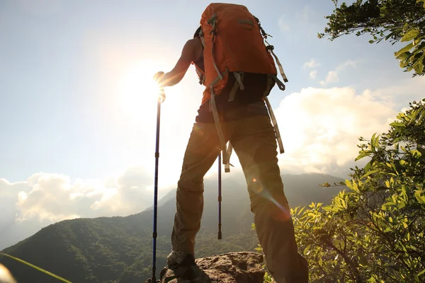 Γυναίκα backpacker στο βουνό — Φωτογραφία Αρχείου