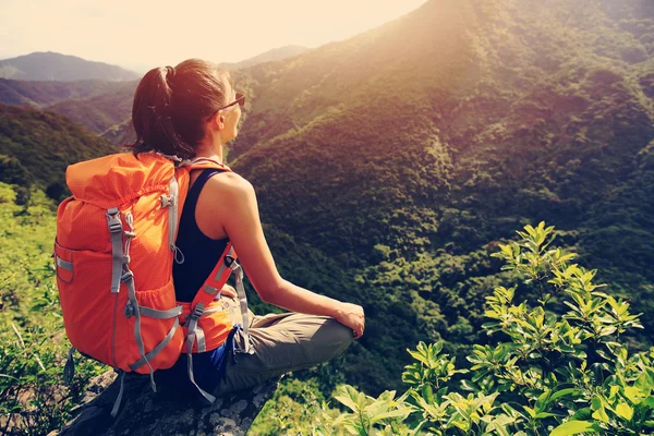 Mujer mochilera en la montaña — Foto de Stock