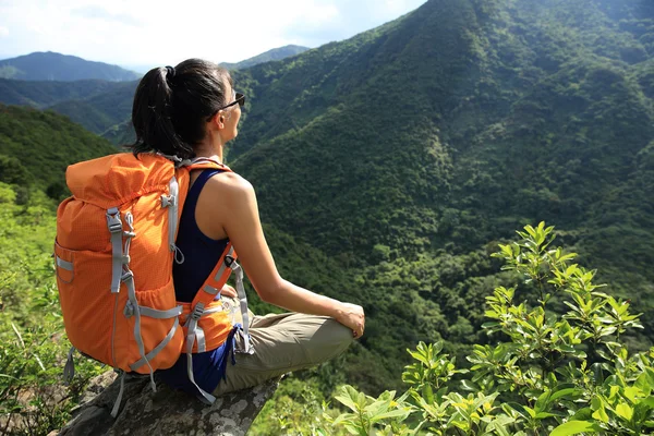 Kvinnan backpacker på berg — Stockfoto
