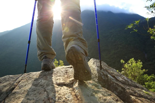 Kvinnan hiker ben på berg — Stockfoto