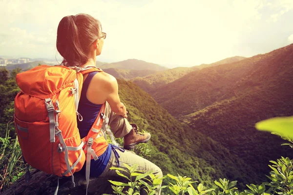 Kvinnan backpacker på berg — Stockfoto
