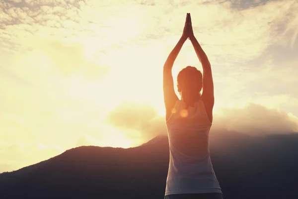 Yoga kvinnan på bergstopp — Stockfoto