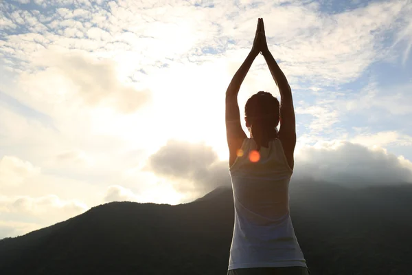 Dağ tepe Yoga kadına — Stok fotoğraf