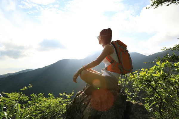 Backpacker kobietę na szczyt — Zdjęcie stockowe