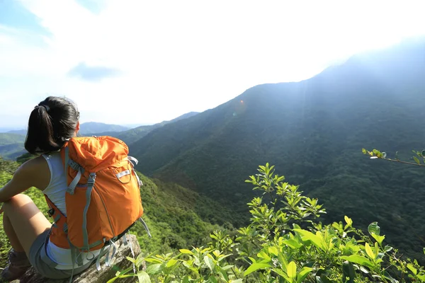 Mujer mochilero en pico de montaña — Foto de Stock