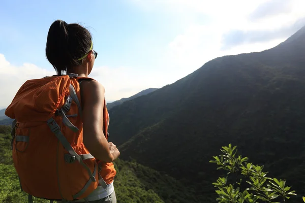 Backpackerin auf Berggipfel — Stockfoto