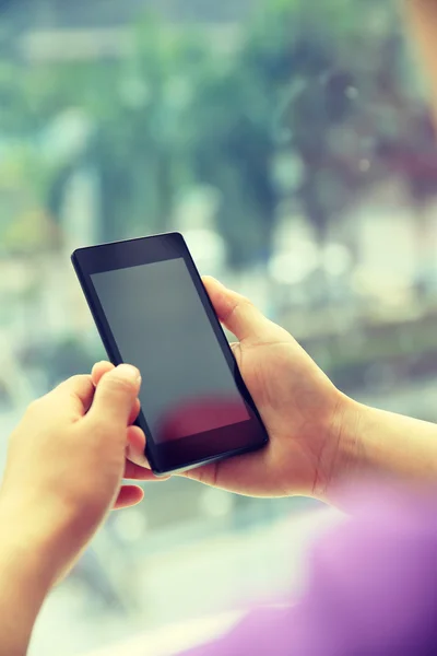 Mänskliga händer använder smart telefon — Stockfoto