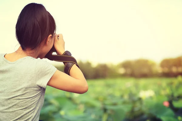 女性写真家の写真を撮る — ストック写真