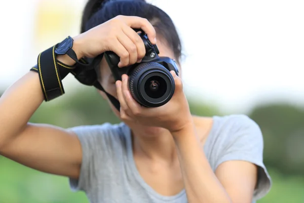 Mujer fotógrafa tomando fotos — Foto de Stock