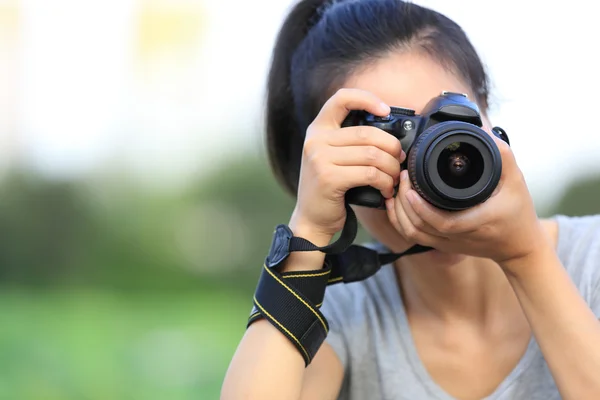 Kvinnan fotograf tar bilden — Stockfoto