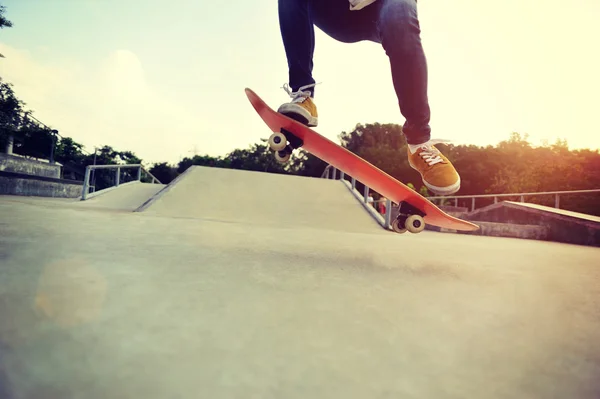 Skateboarder legs skateboarding — Stock Photo, Image