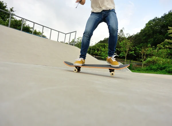 Skateboarder gambe skateboard — Foto Stock