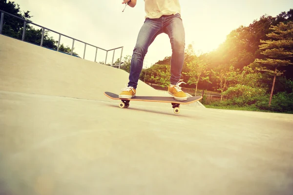 Skateboarder legs skateboarding — Stock Photo, Image