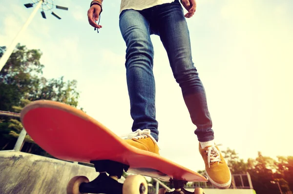 Skateboarder piernas skateboarding —  Fotos de Stock