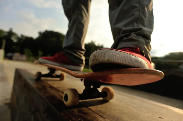 Skateboarder gambe skateboard — Foto Stock