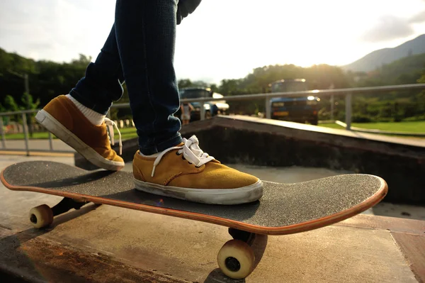Skateboarder jambes skateboard — Photo