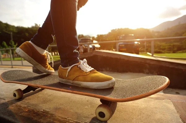 Skater nogi jazda na deskorolce — Zdjęcie stockowe