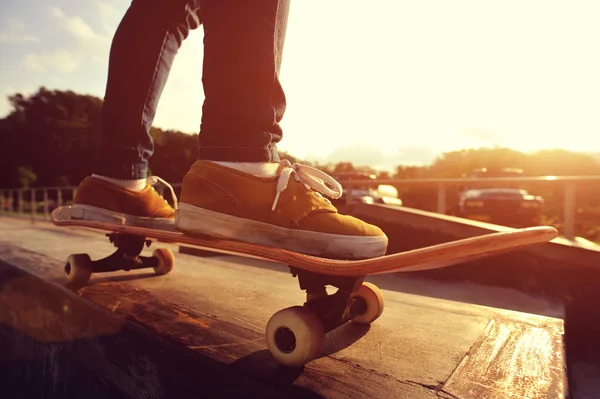 Skateboarder gambe skateboard — Foto Stock