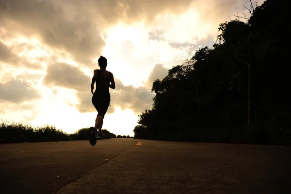 Atleta corridore che corre al mare — Foto Stock