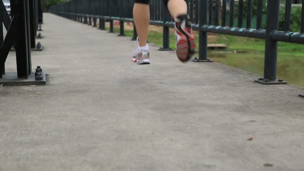 Woman Runner on city street — Stock Video